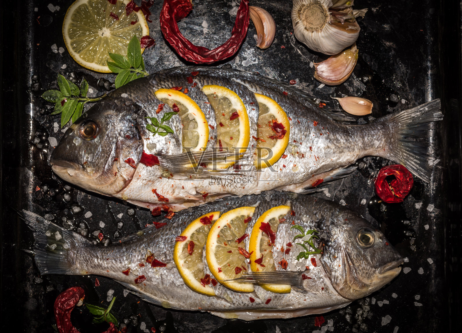 各种食材的鱼类料理。照片摄影图片