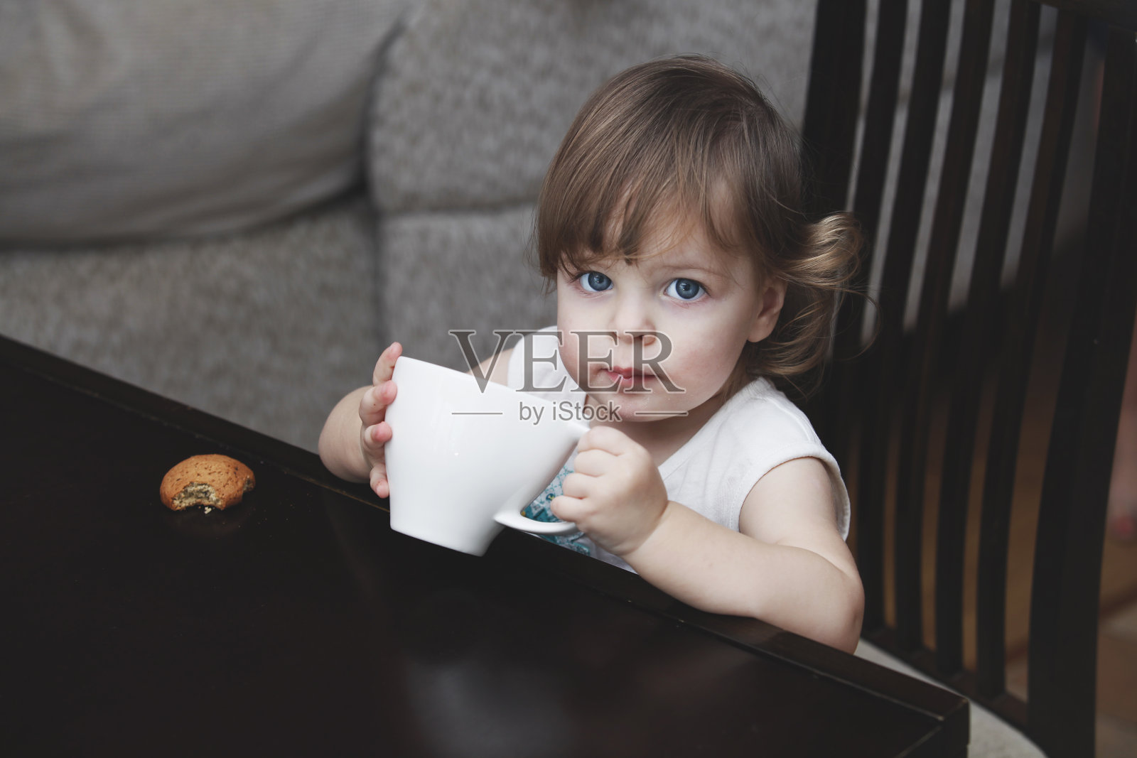 那个拿着马克杯的女孩照片摄影图片