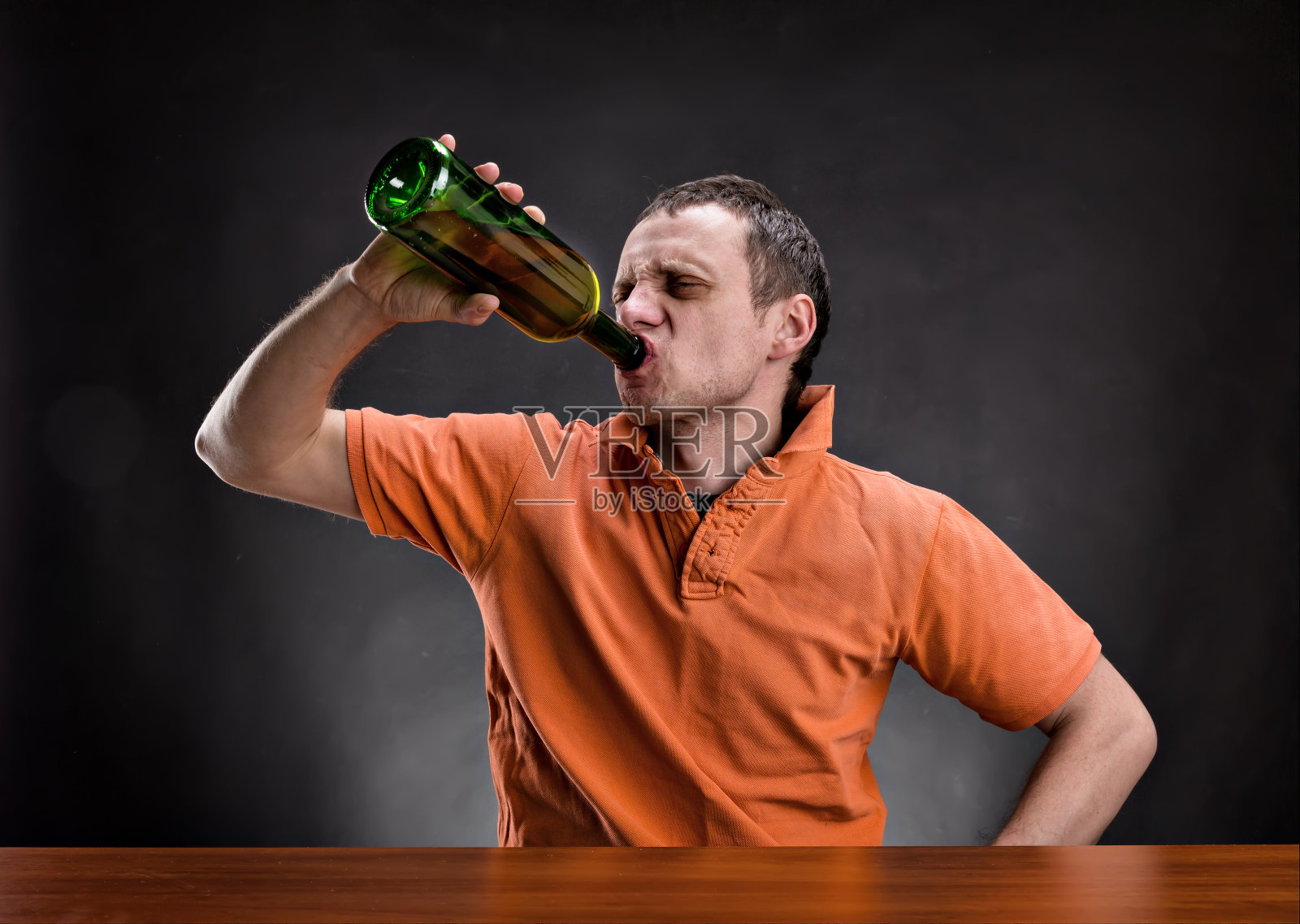 男人喝酒超过了灰色照片摄影图片