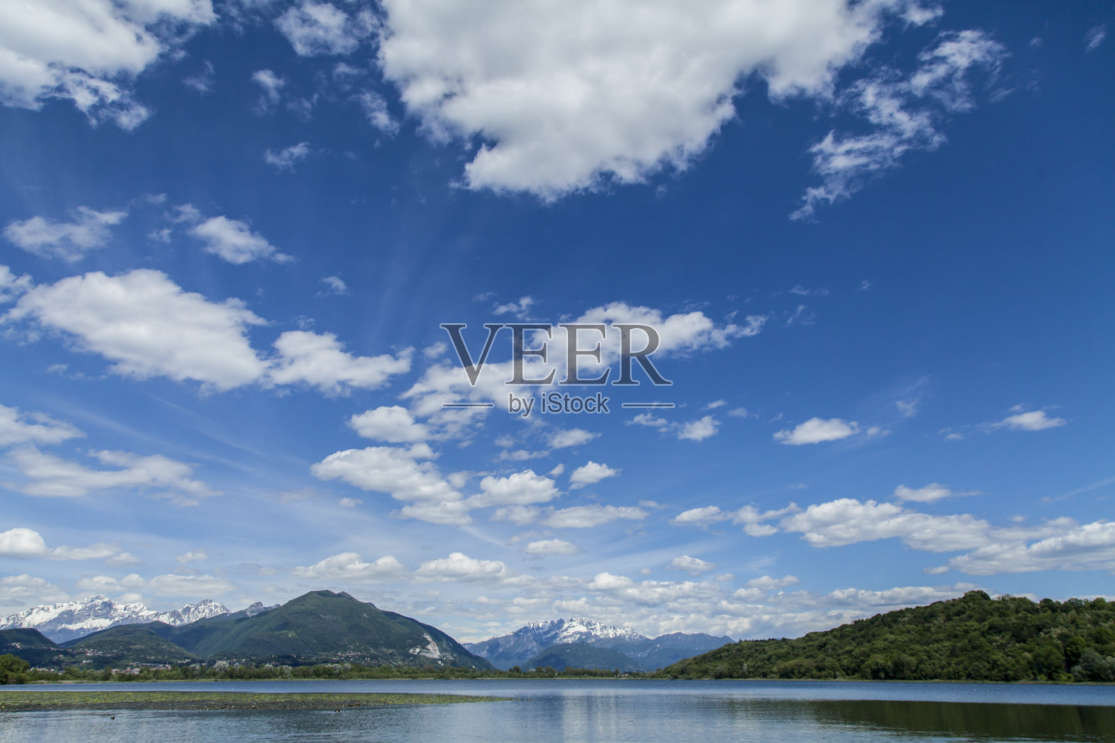 阿尔塞里奥湖蓝天上的春云照片摄影图片