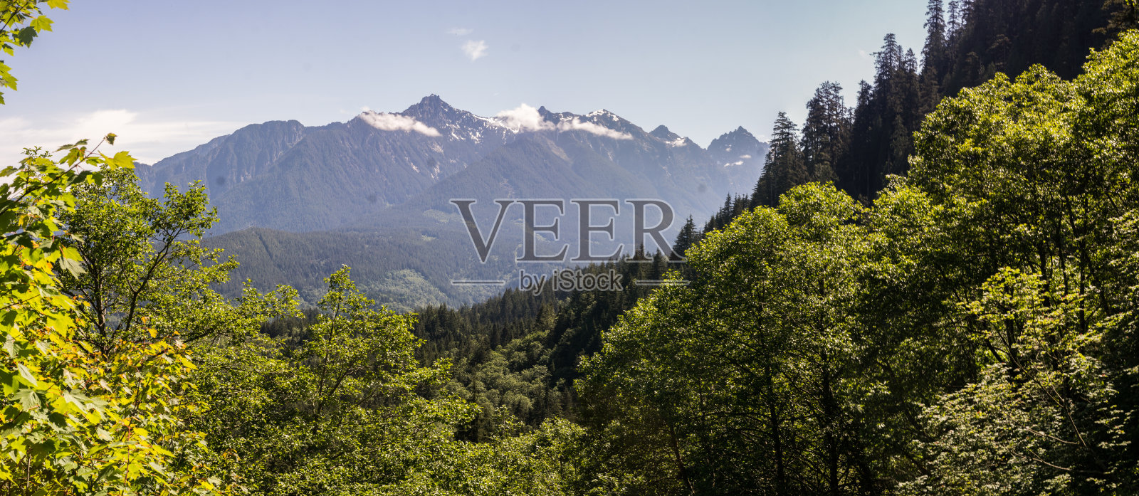 从徒步旅行到新娘面纱瀑布的景色照片摄影图片