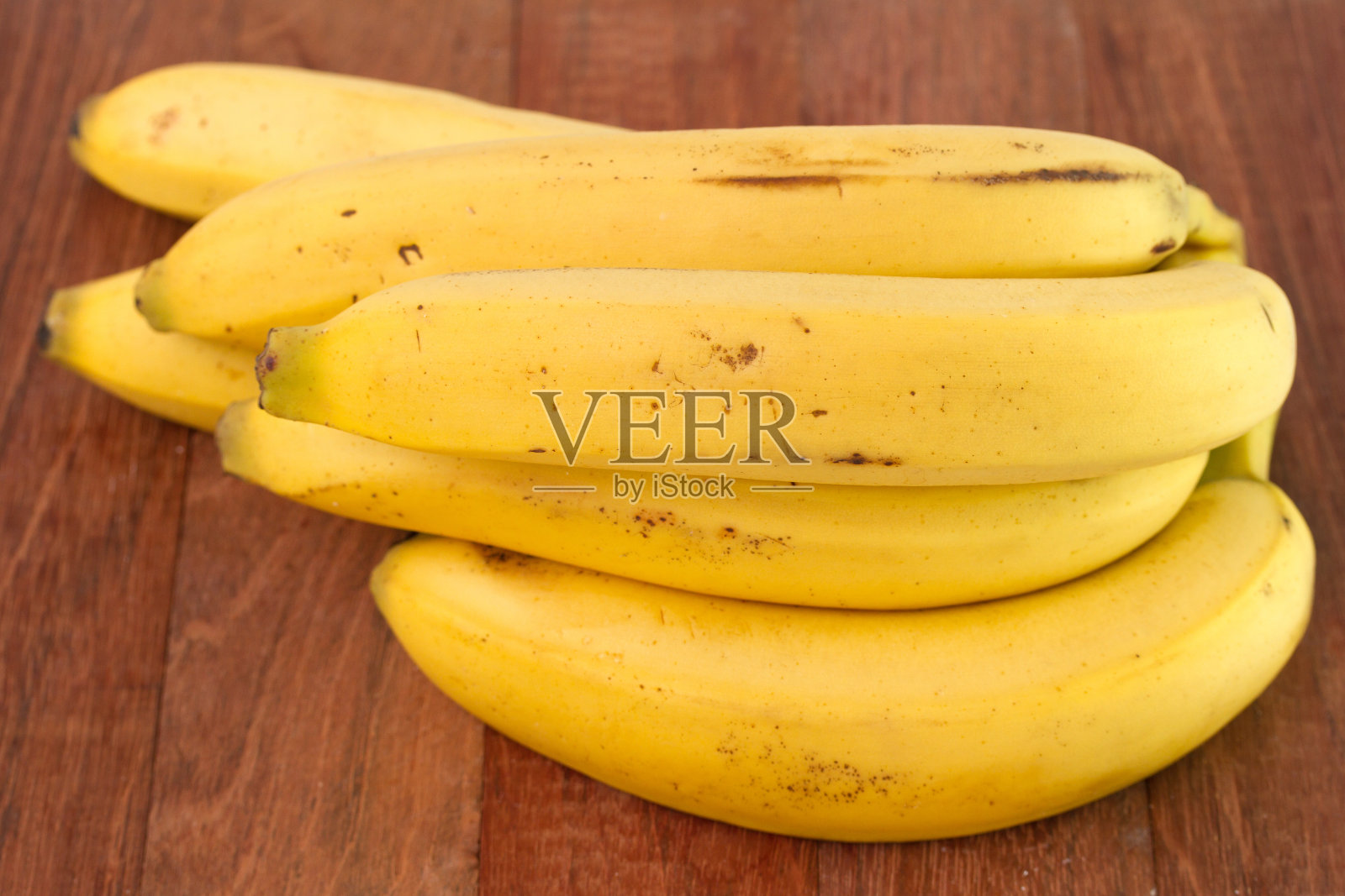 棕色背景的香蕉照片摄影图片