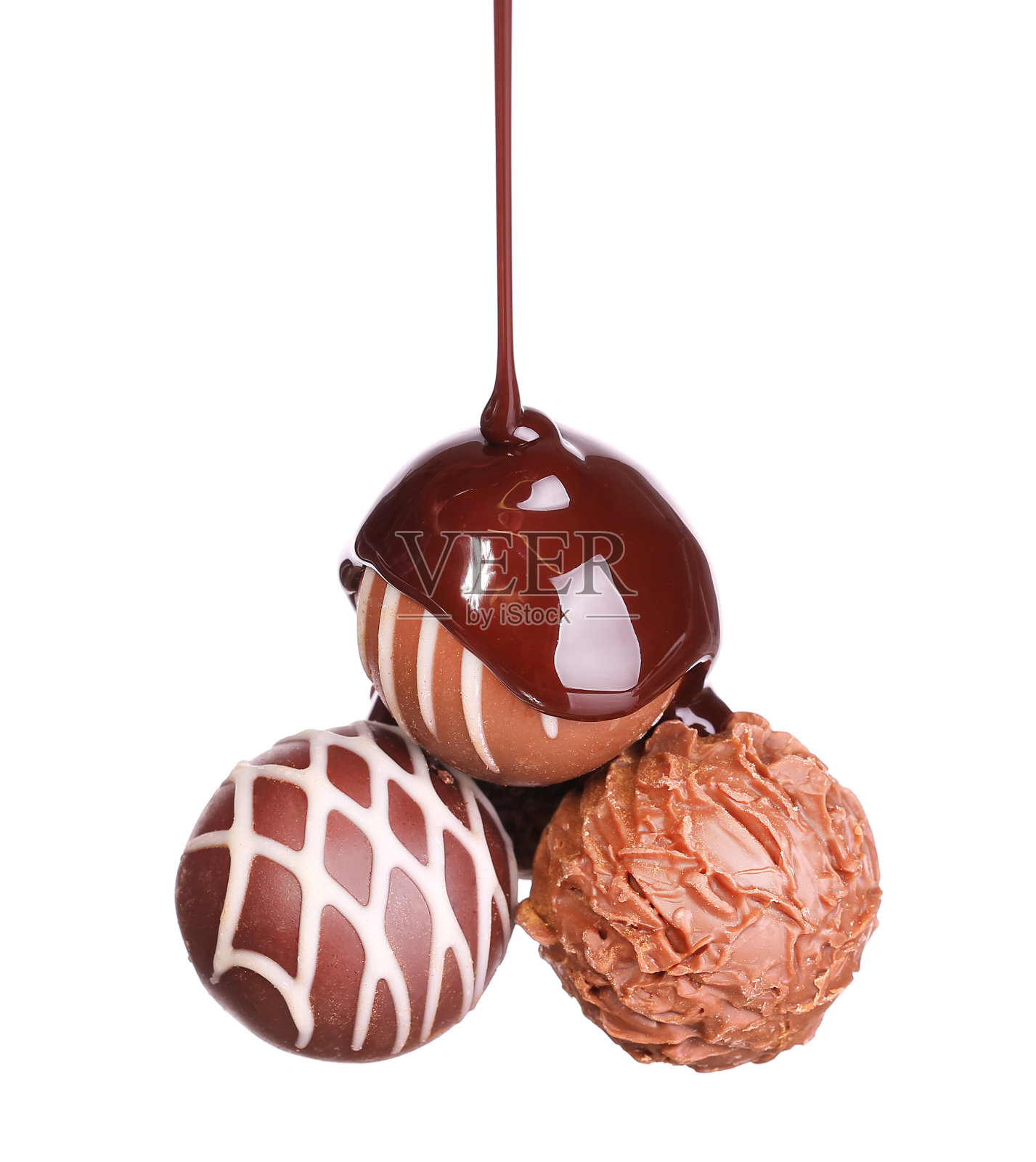 将糖浆倒在一堆糖上，糖孤立在白色上照片摄影图片