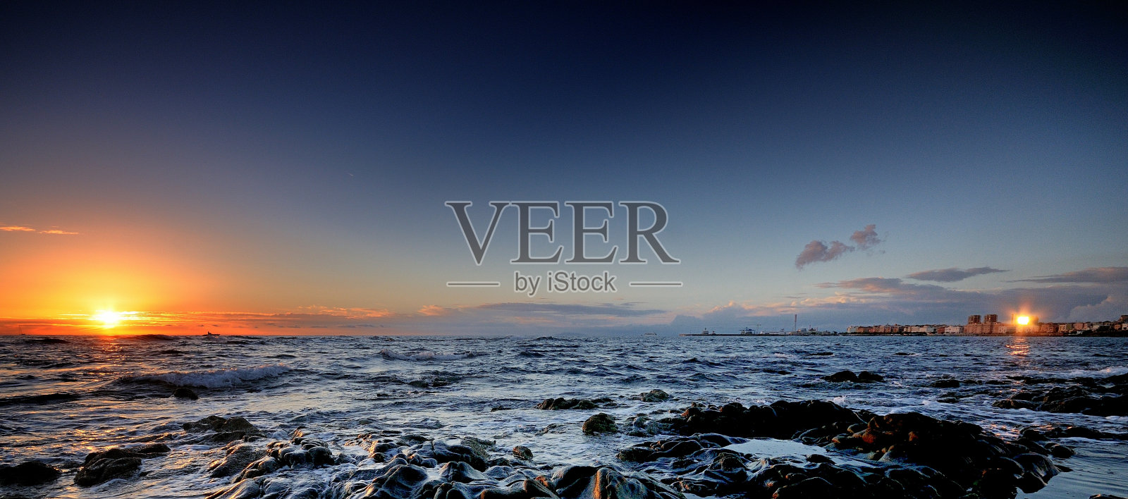 在日落时反射出类似的双重太阳照片摄影图片