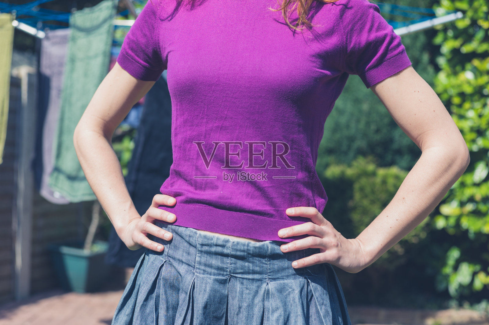 一个女人在花园里洗衣服照片摄影图片