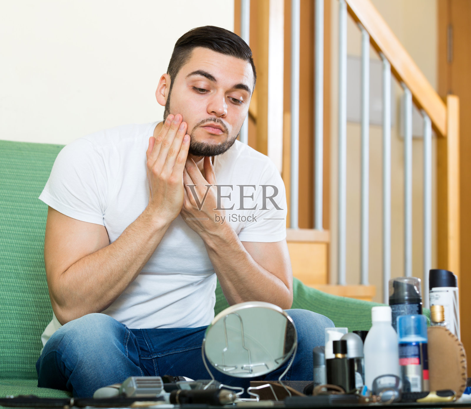 在镜子中观察有问题的皮肤照片摄影图片