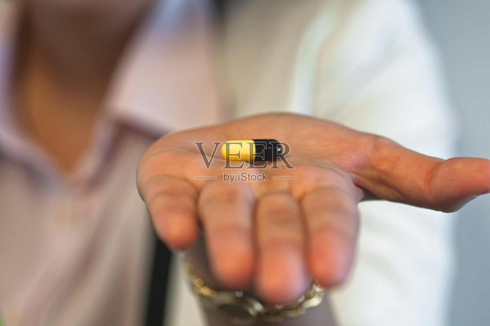 药胶囊在手上照片摄影图片