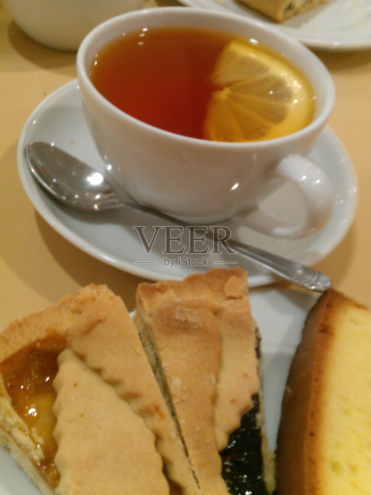 早餐桌上摆放蛋糕和茶照片摄影图片