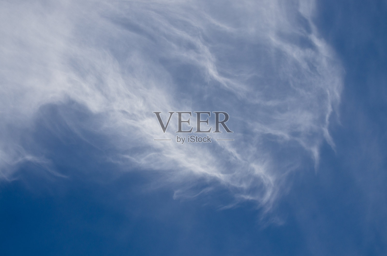 蓝天中缕缕高卷云照片摄影图片