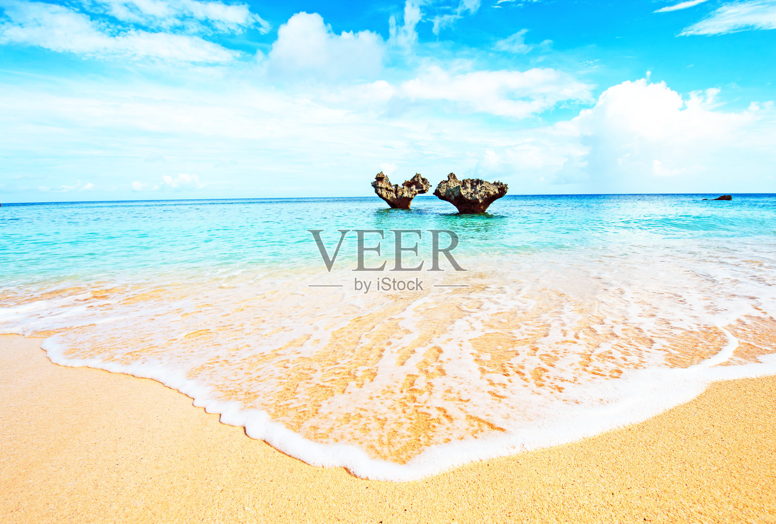 日本冲绳，岩石之心和美丽的海滩照片摄影图片