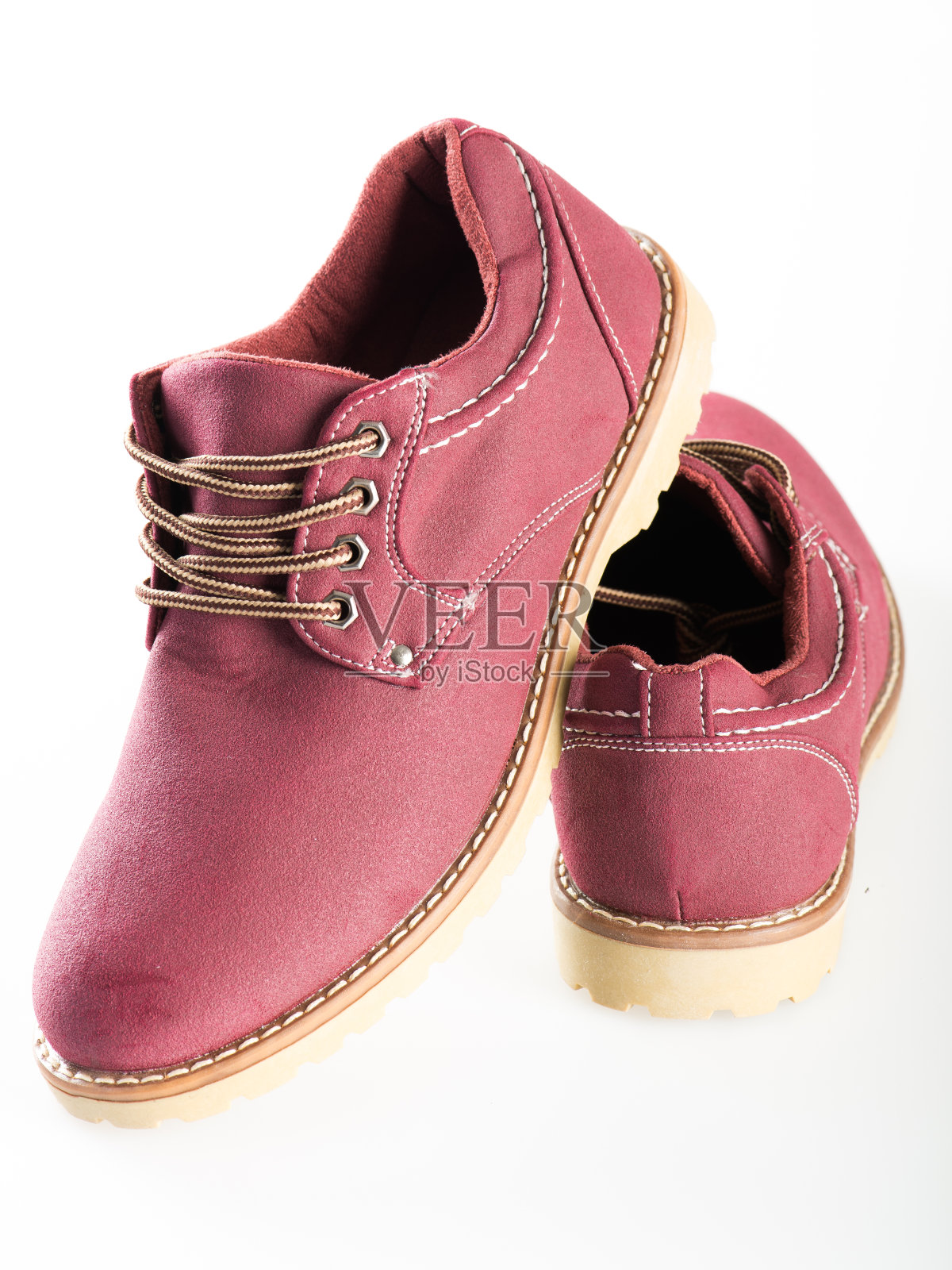 一双男鞋孤立在白色上照片摄影图片