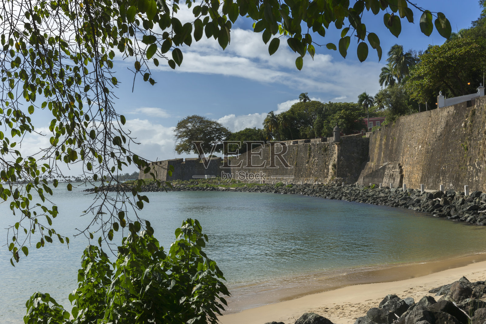 城墙和湖岸。照片摄影图片