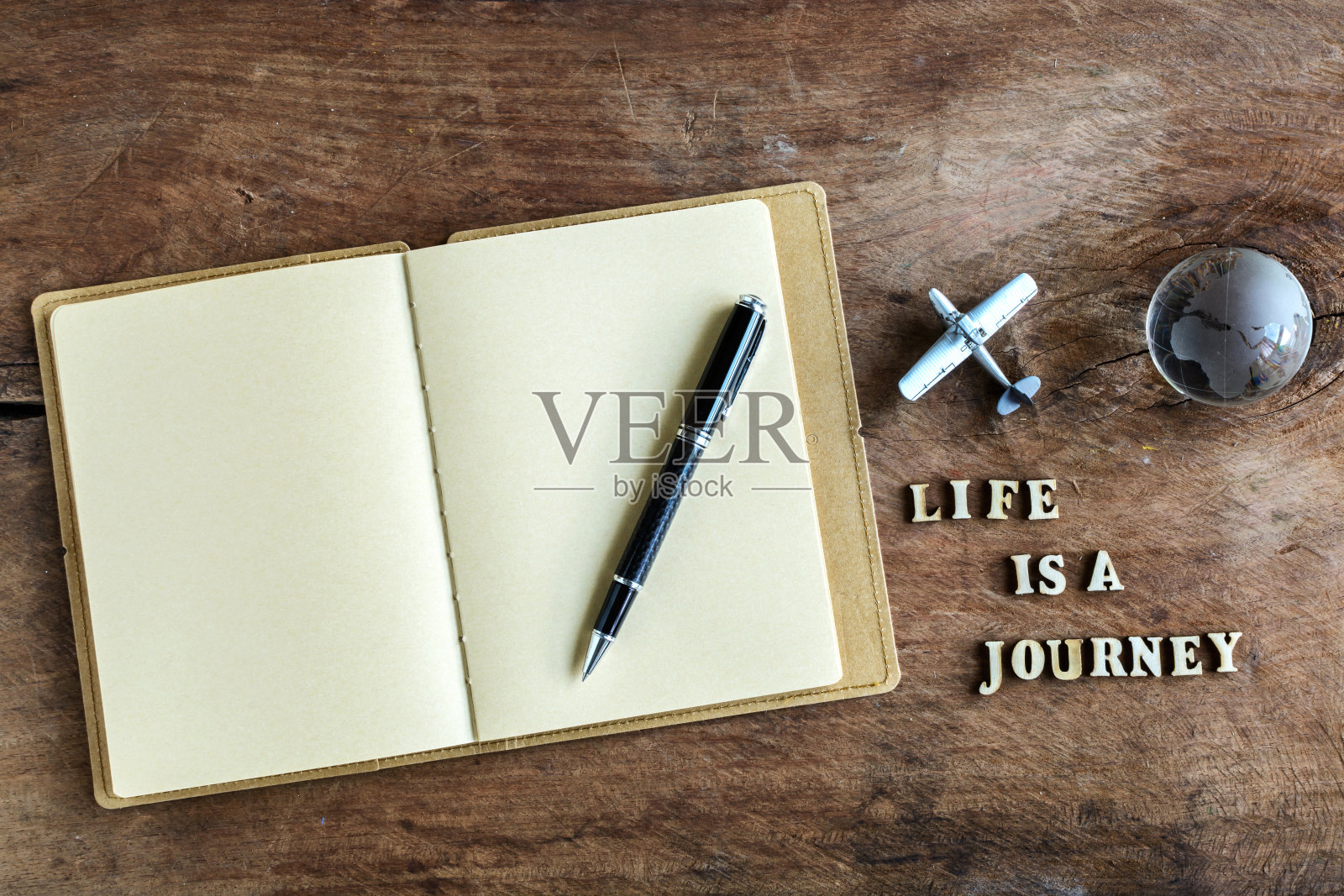木制背景上的日记和钢笔照片摄影图片