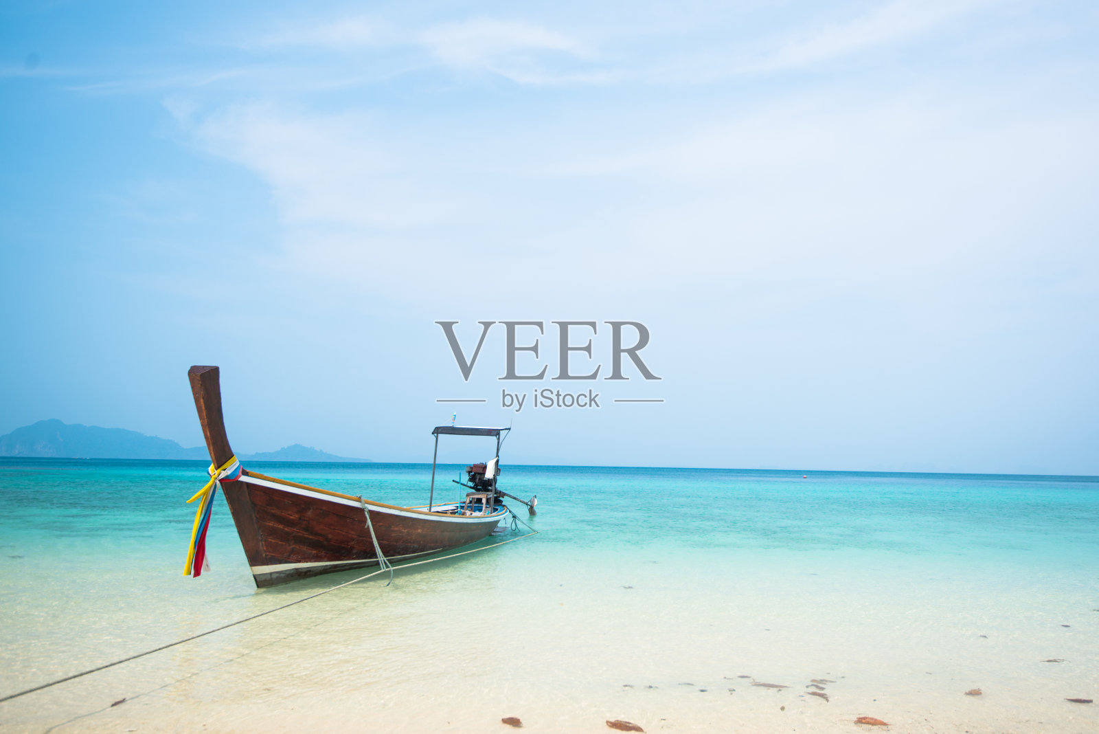 泰国安达曼海，长船和热带海滩照片摄影图片