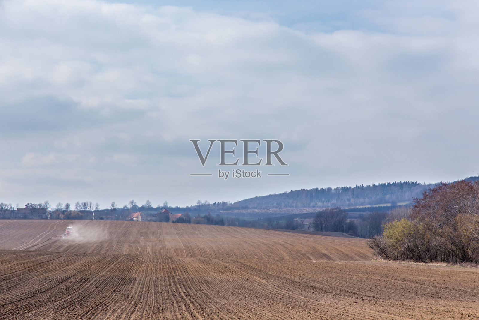 春天的野外工作照片摄影图片