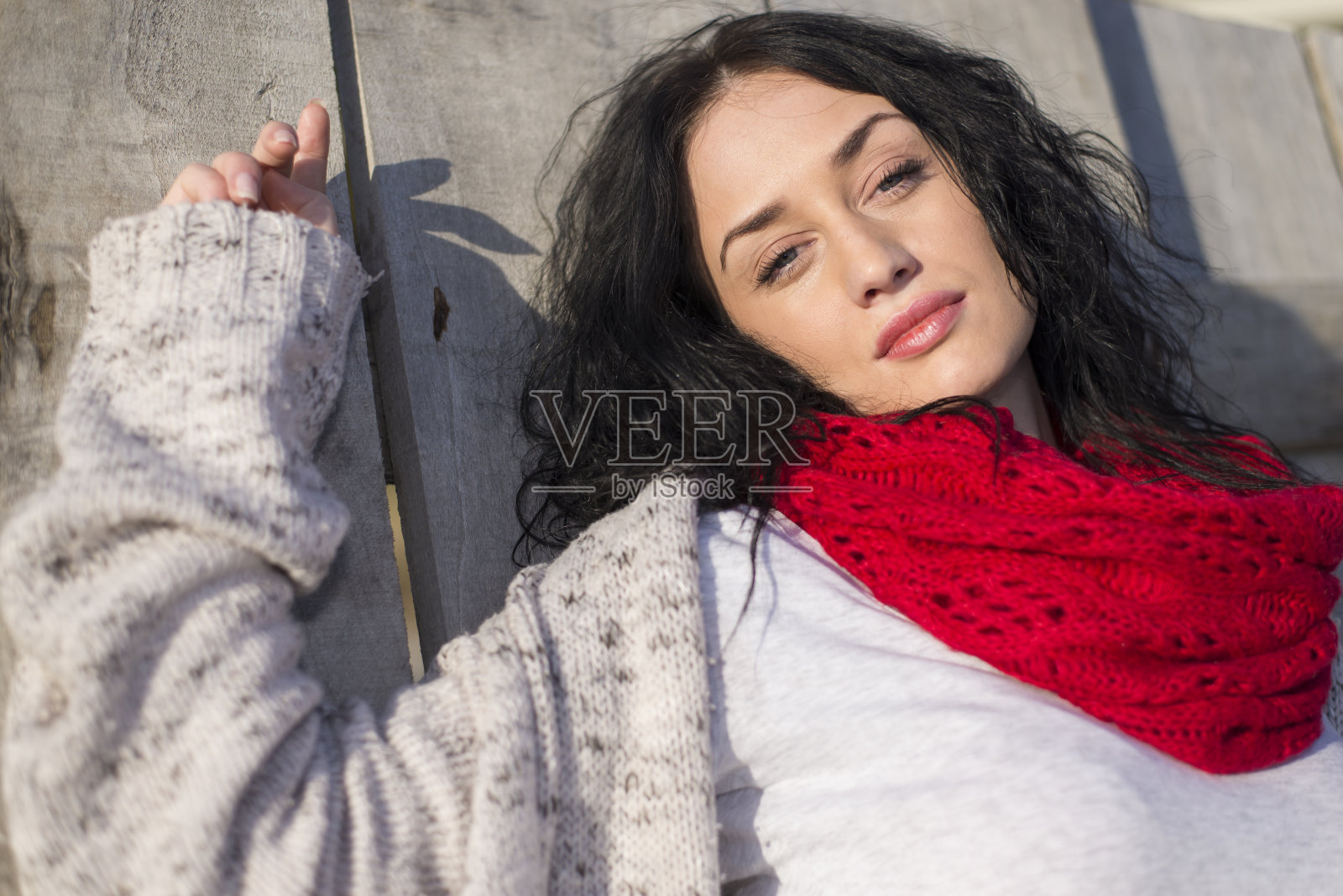 老门旁边的年轻女子照片摄影图片