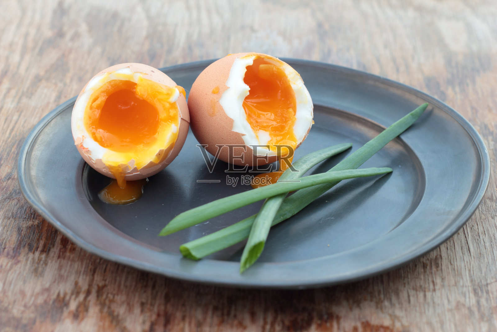 半熟的鸡蛋。照片摄影图片