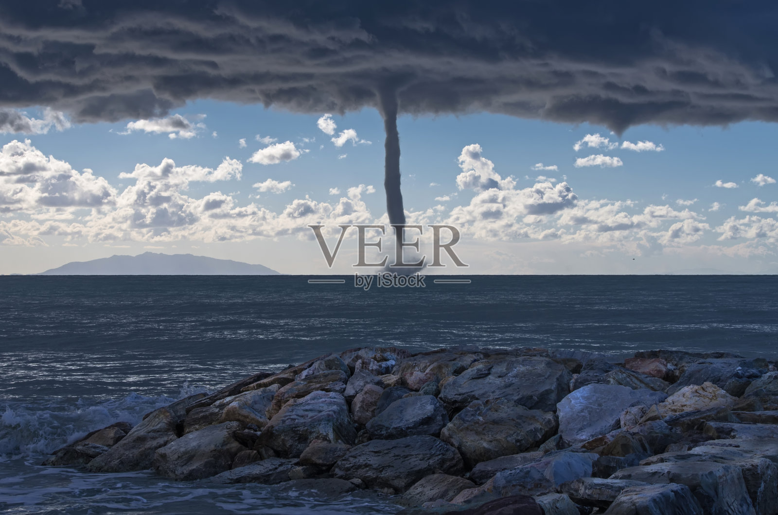 地中海上空的龙卷风照片摄影图片