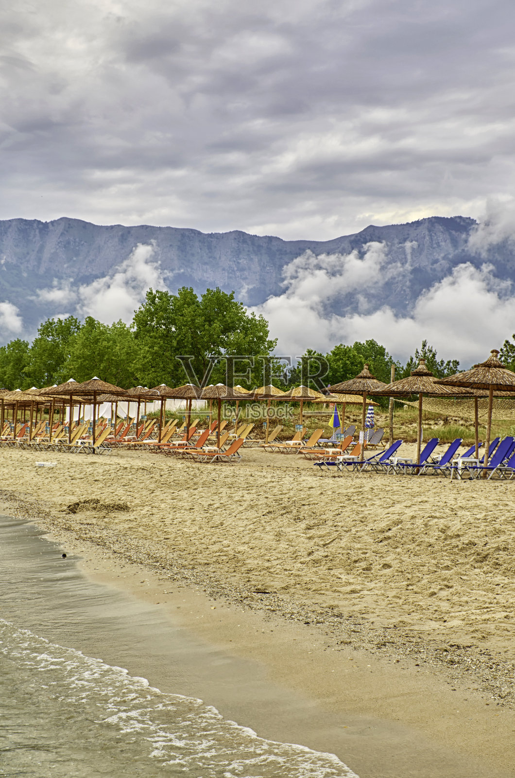 空旷的海滩与山脉的背景照片摄影图片