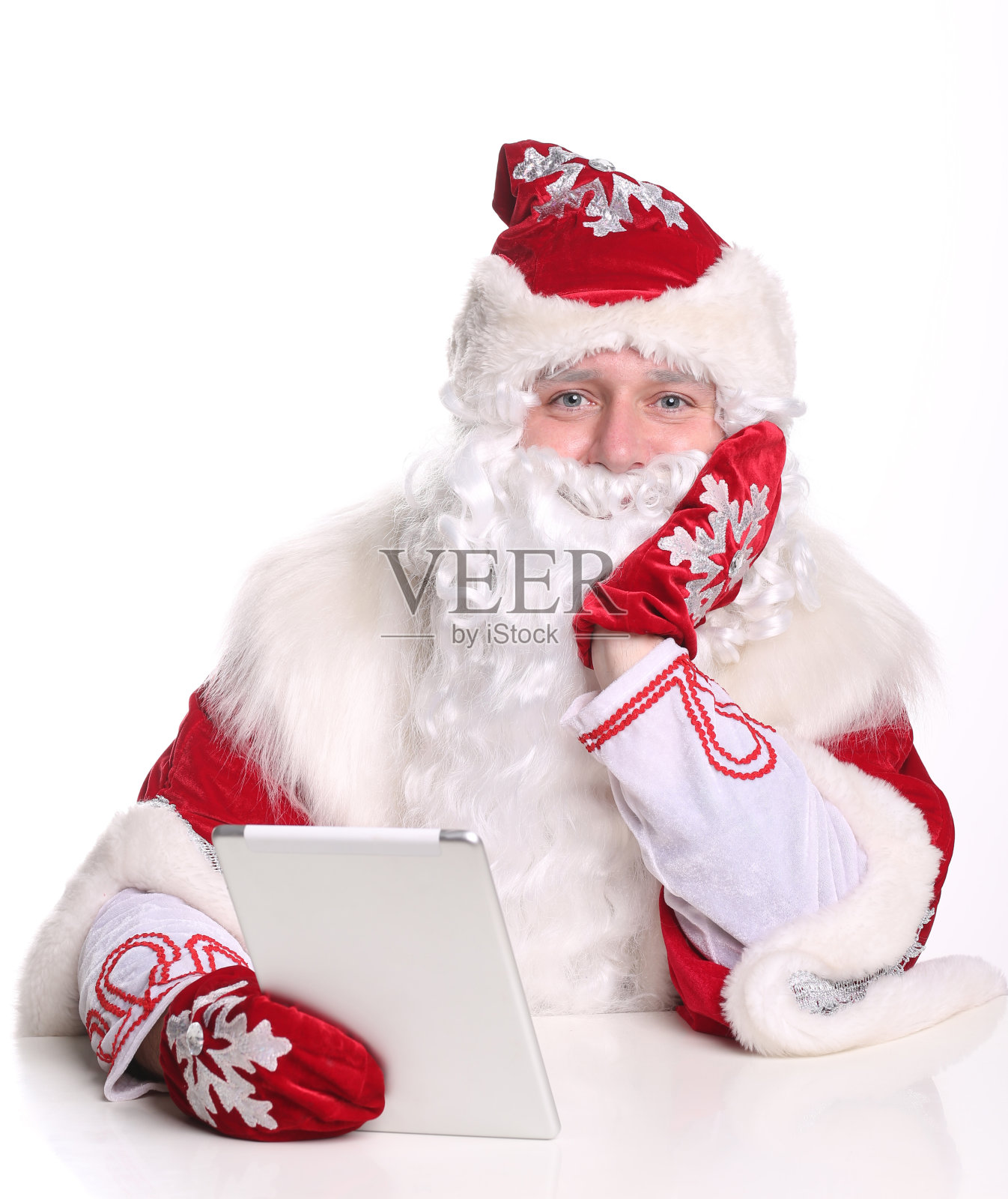 肖像微笑的父亲霜(圣诞老人)拿着一个平板电脑照片摄影图片