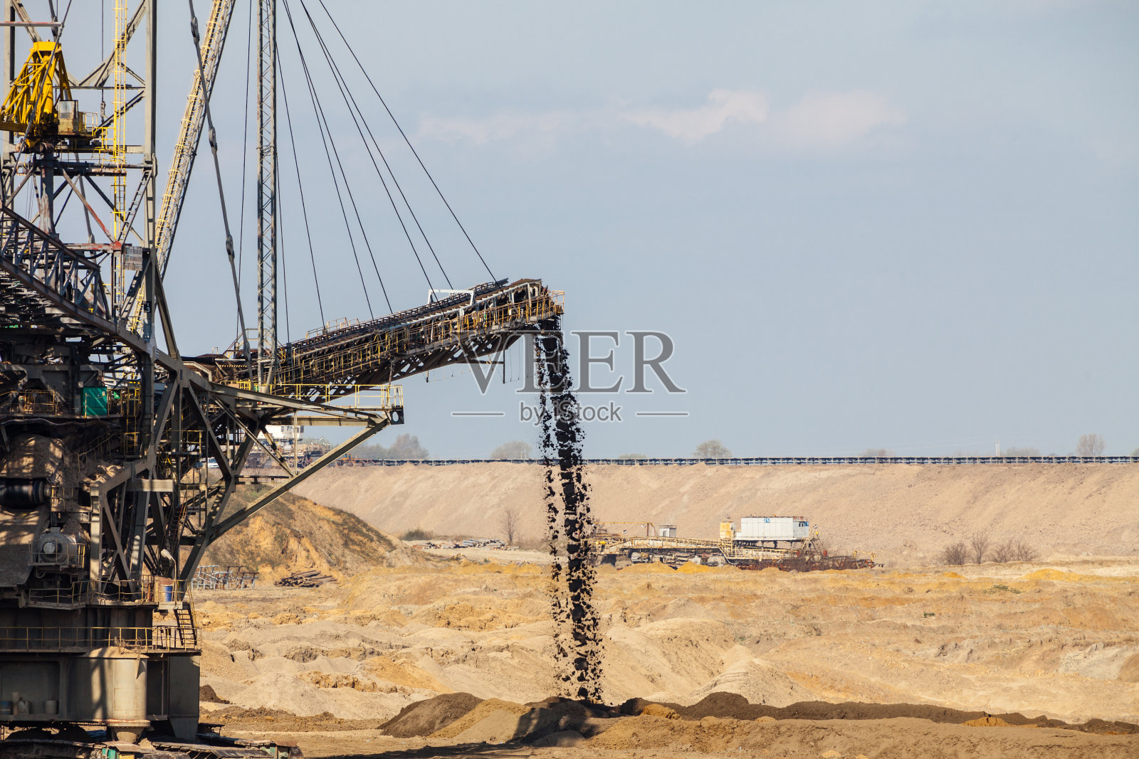 露天褐煤矿和巨型挖掘机照片摄影图片