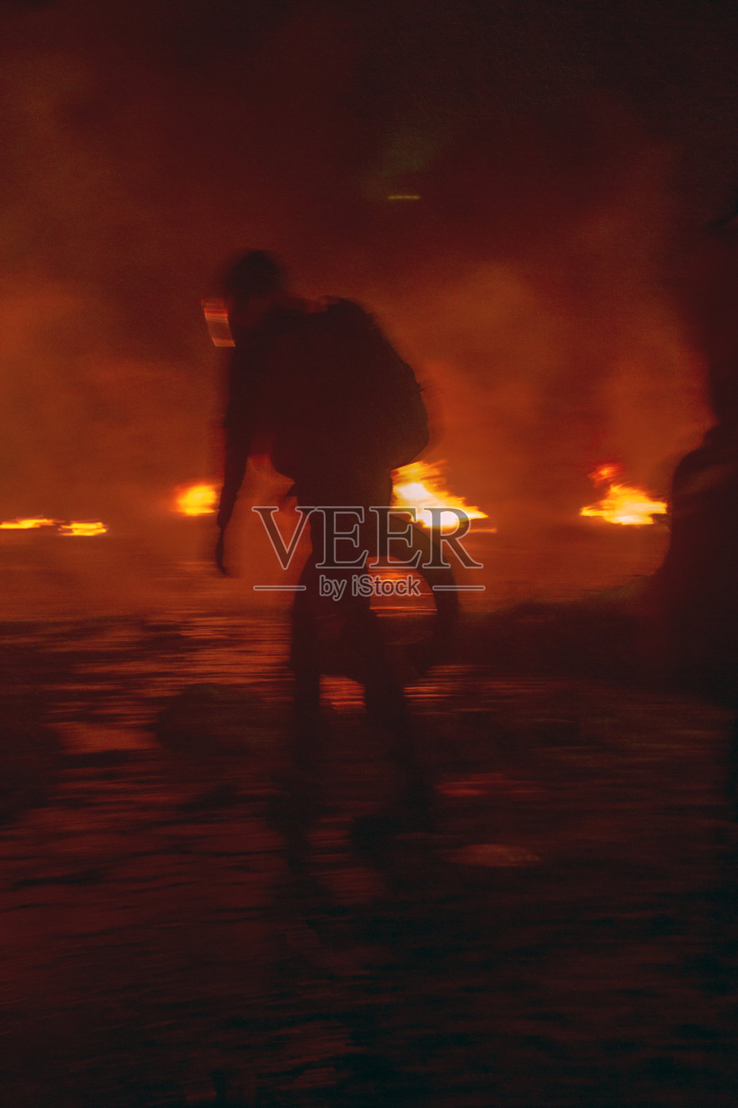 在燃烧的火焰中照片摄影图片