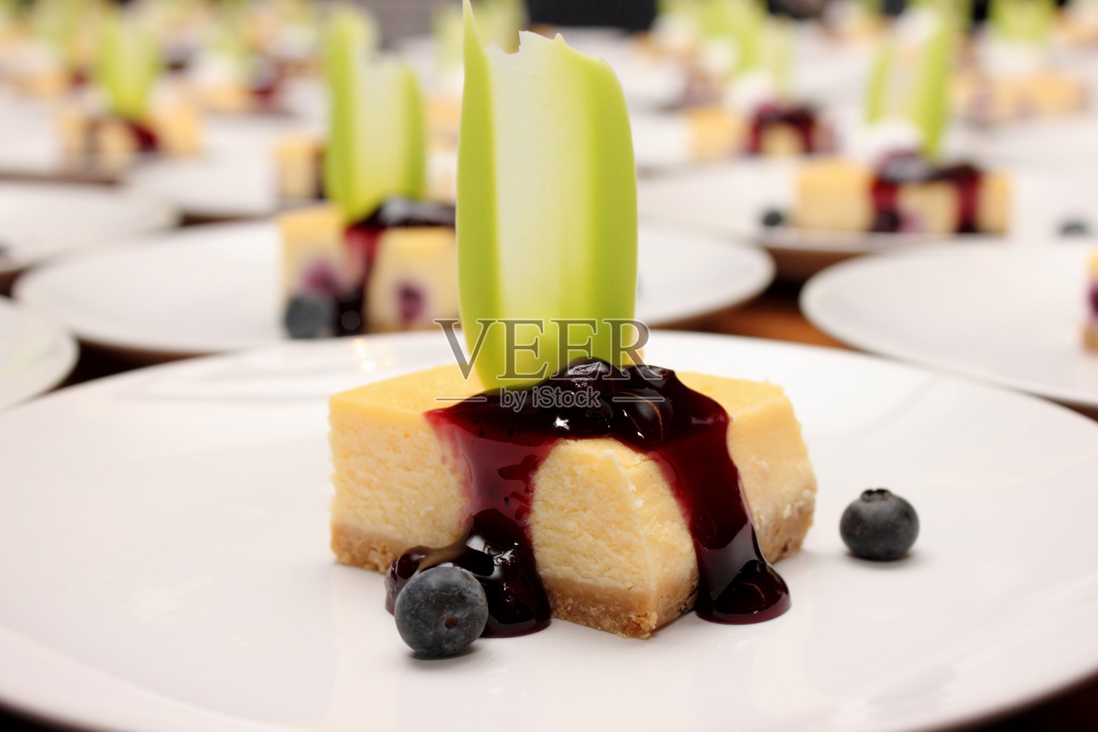 盘上的蓝莓芝士蛋糕照片摄影图片