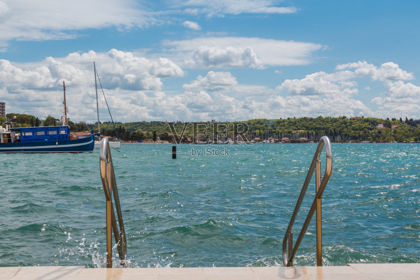通往海边的扶手。照片摄影图片