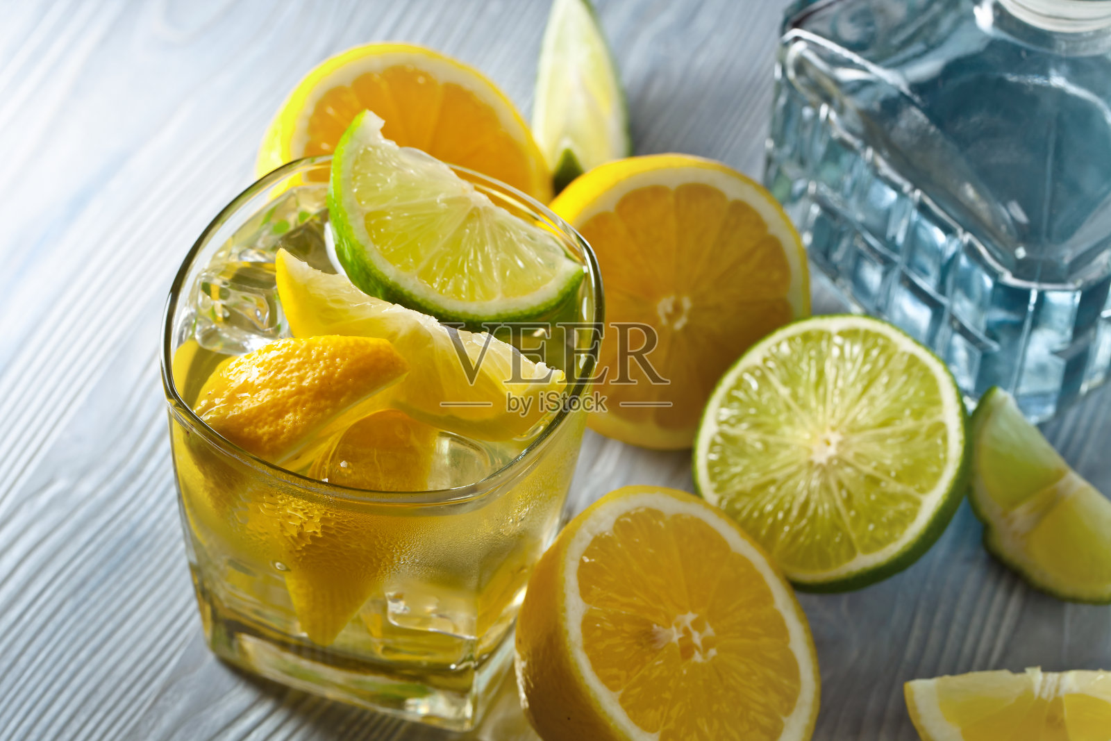 喝时加柠檬和冰块照片摄影图片