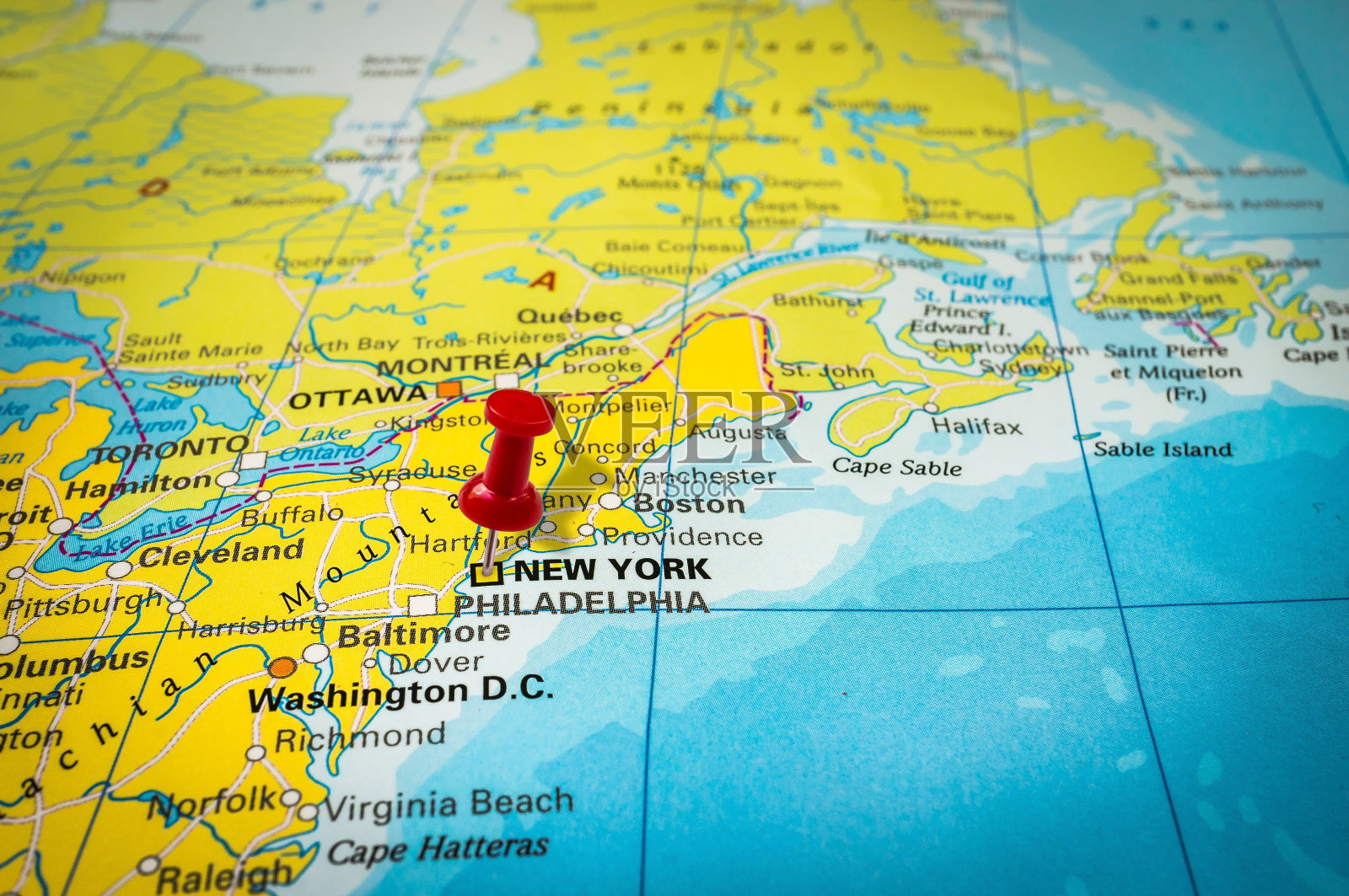 地图上的红色图钉，图钉指向纽约照片摄影图片