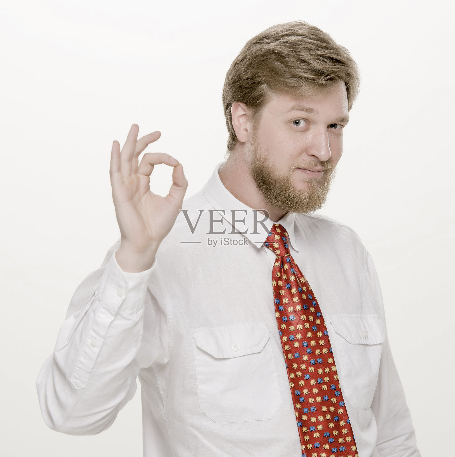 快乐的年轻人打着OK的手势，微笑着照片摄影图片