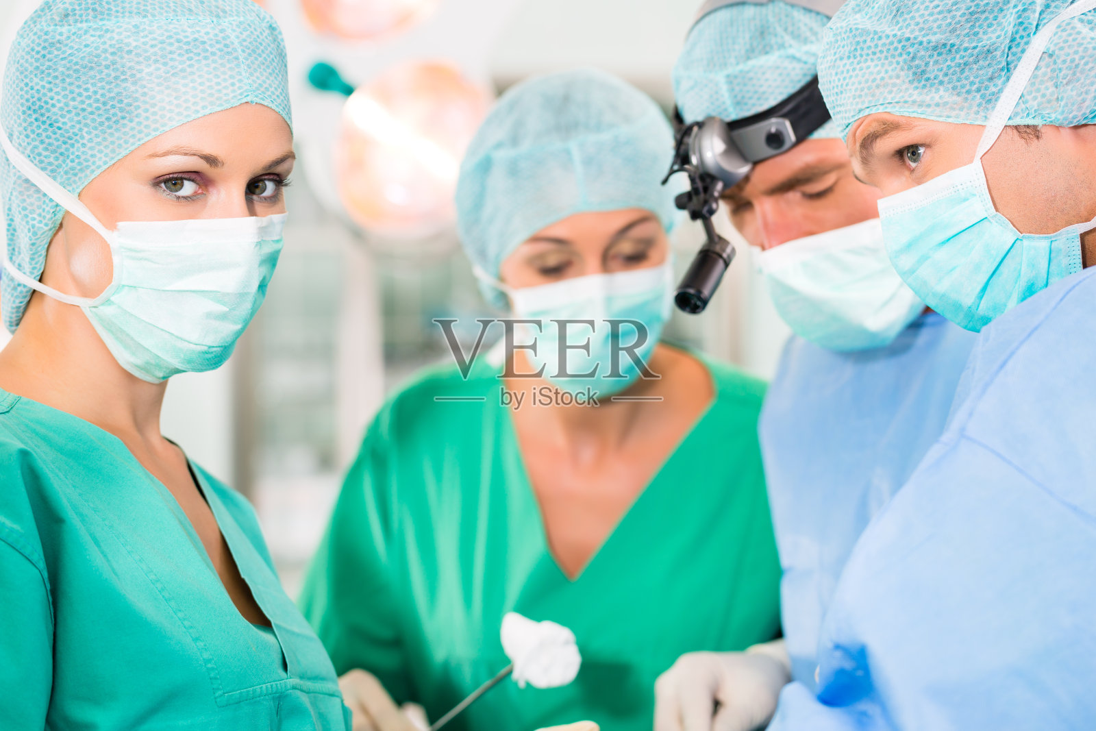 外科医生在手术室给病人做手术照片摄影图片