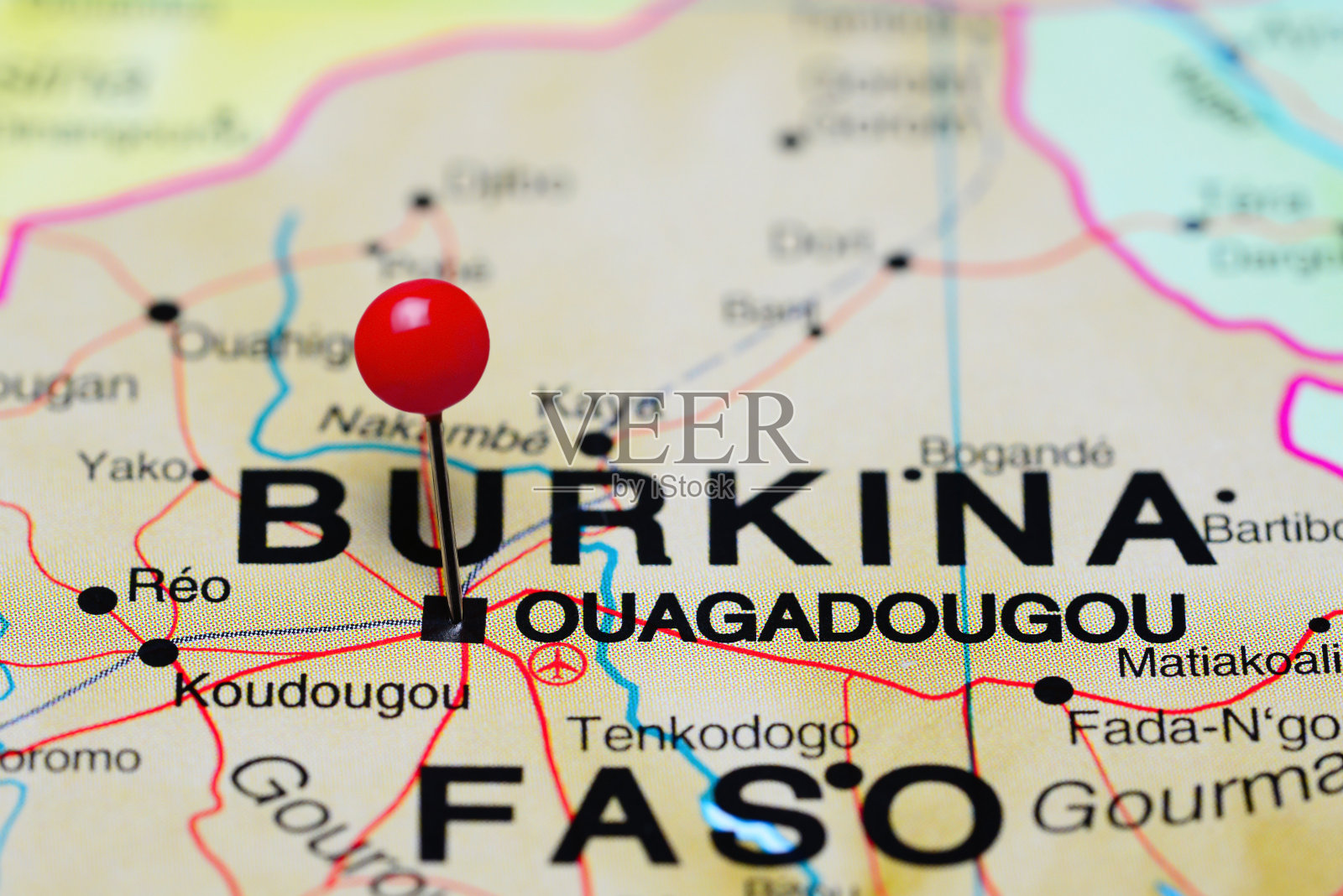 瓦加杜古被钉在非洲地图上照片摄影图片