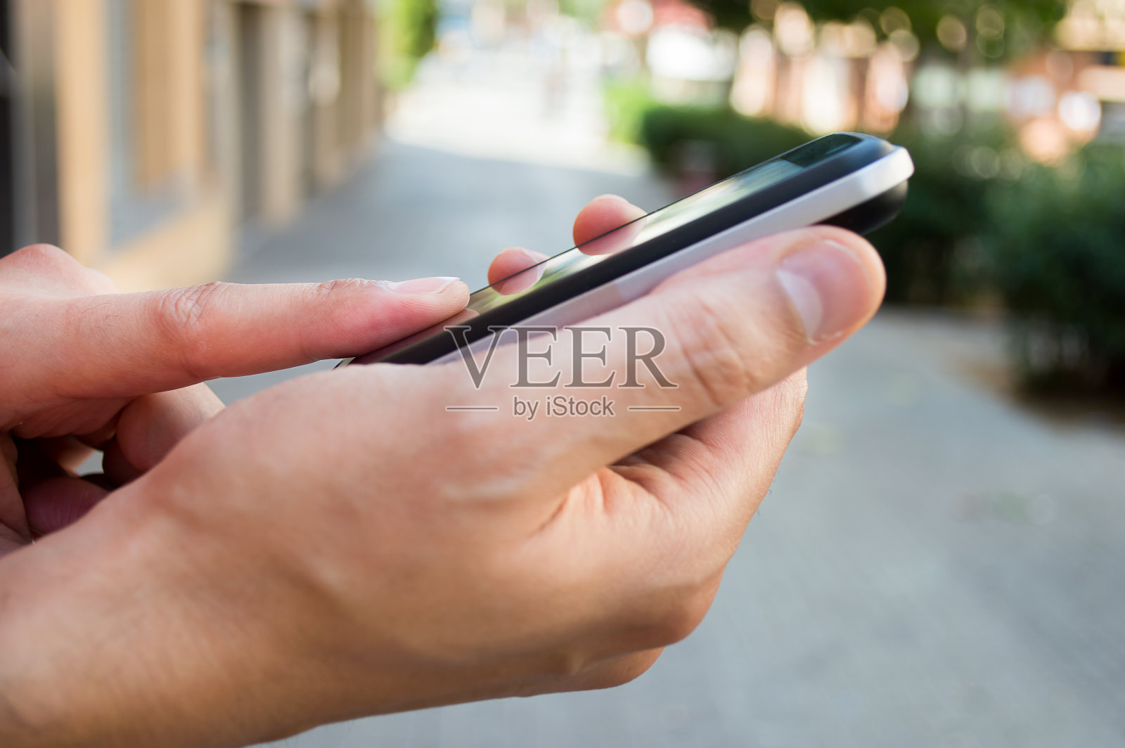 用电话发信息照片摄影图片