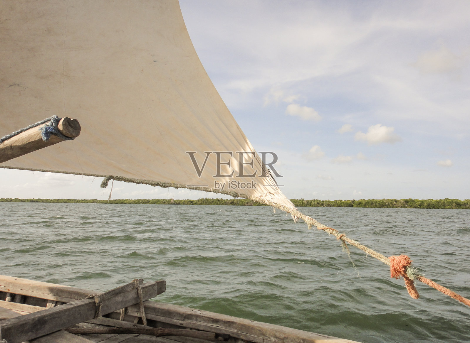 在河上航行的非洲三角帆船上照片摄影图片