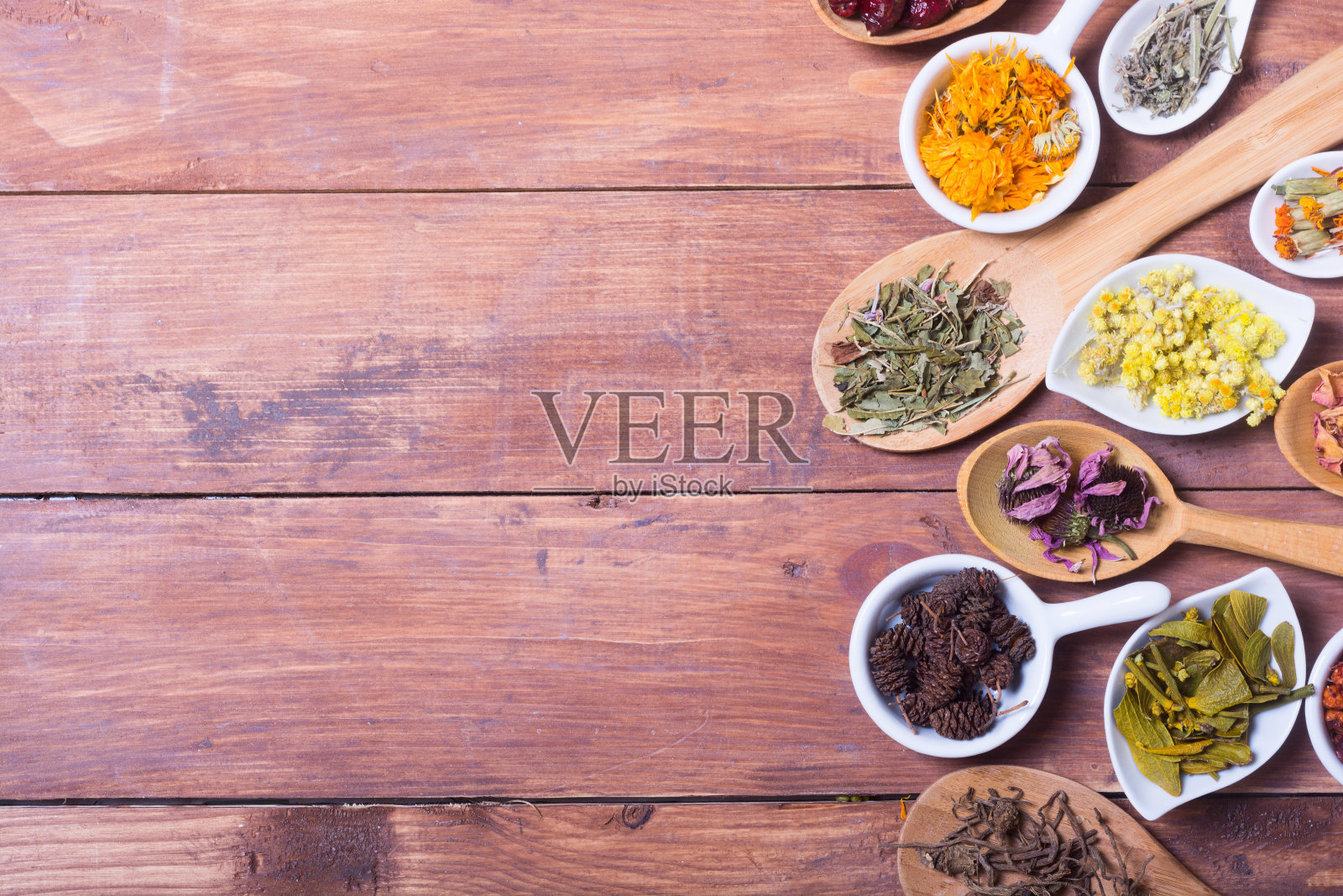 香草，浆果和花照片摄影图片