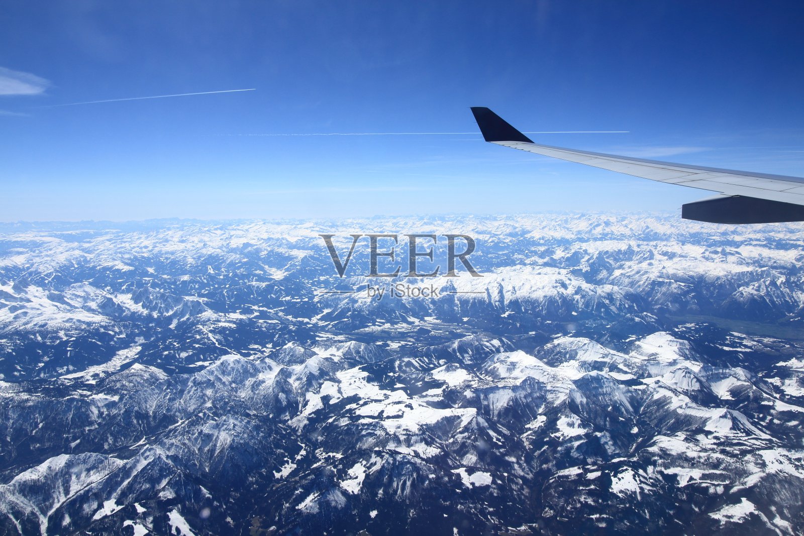 从飞机窗口俯瞰天空。照片摄影图片