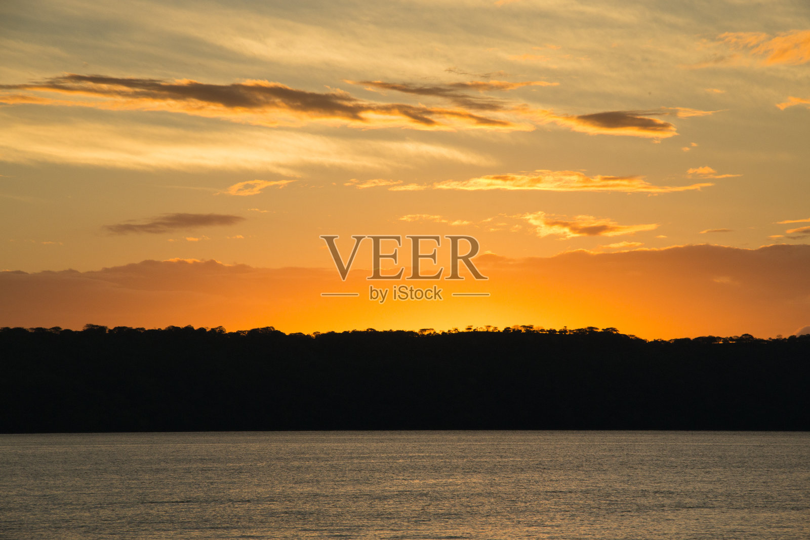 尼加拉瓜格拉纳达附近阿波约湖的日出照片摄影图片