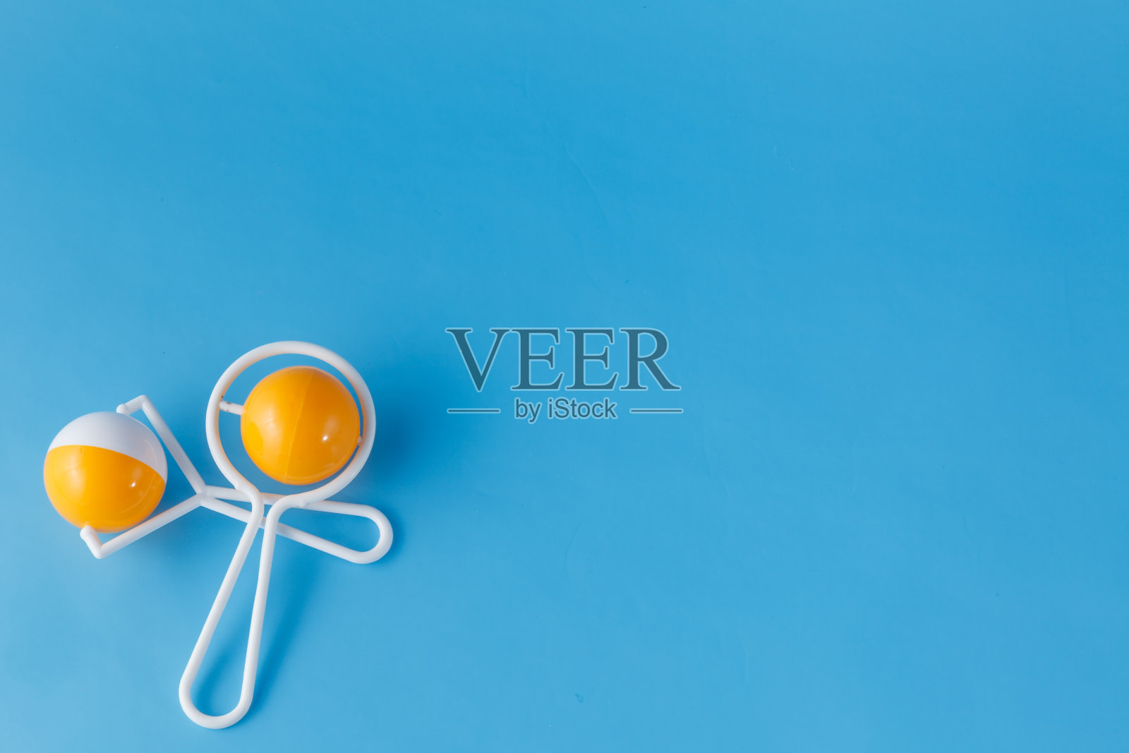 在蓝色背景上为新生儿发出嘎嘎声照片摄影图片