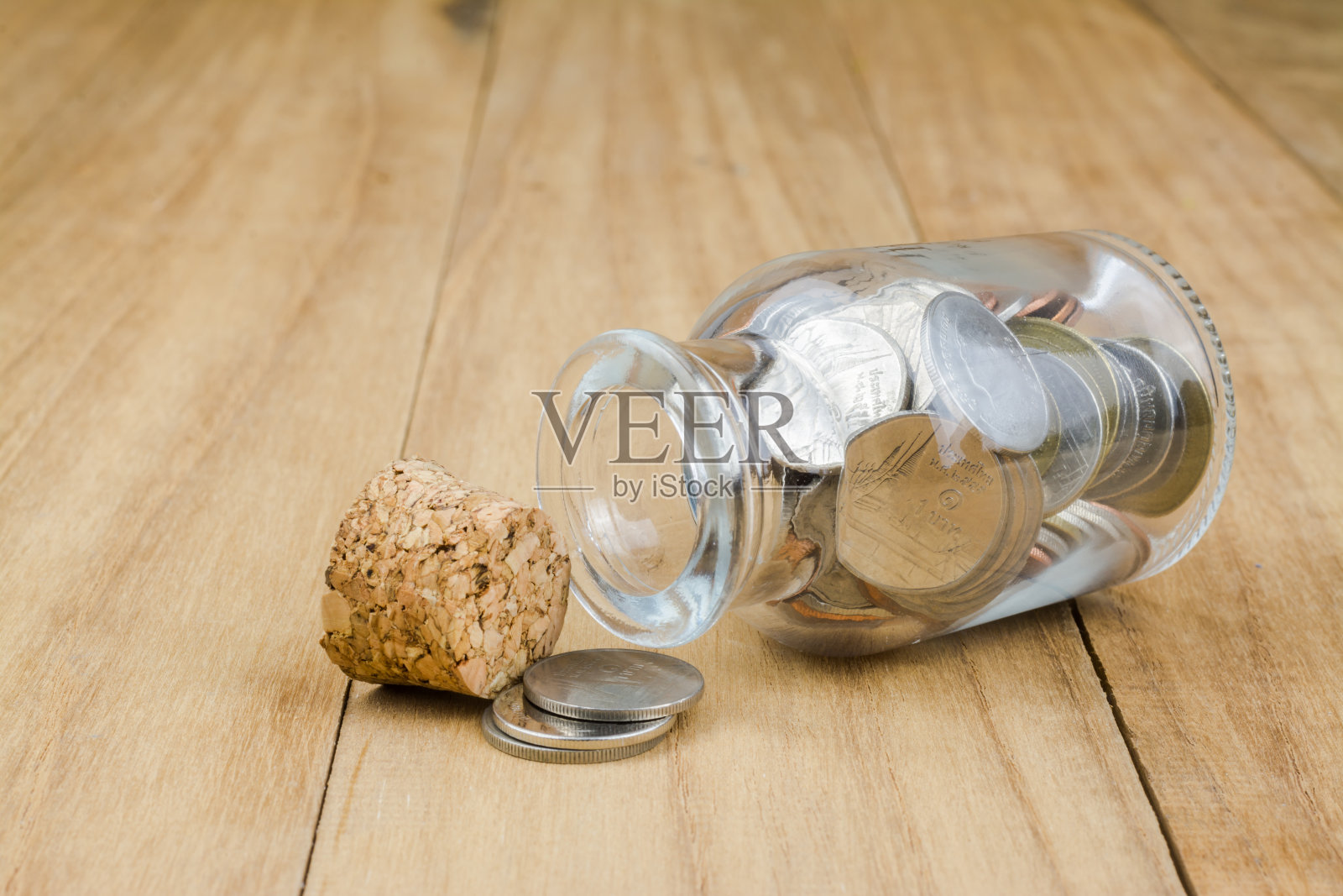 玻璃瓶里的硬币照片摄影图片