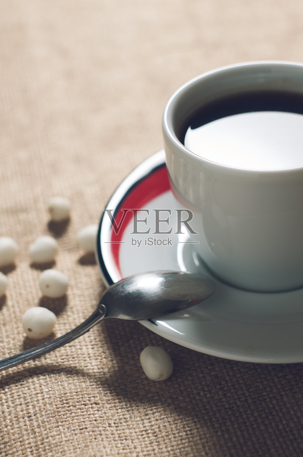 一杯带咖啡豆的热饮照片摄影图片