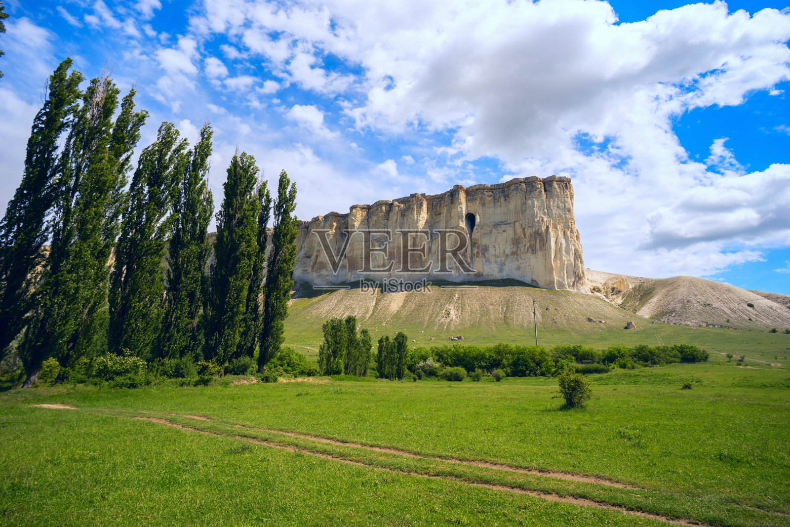 在克里米亚的白岩AK-Kaya山脚下照片摄影图片