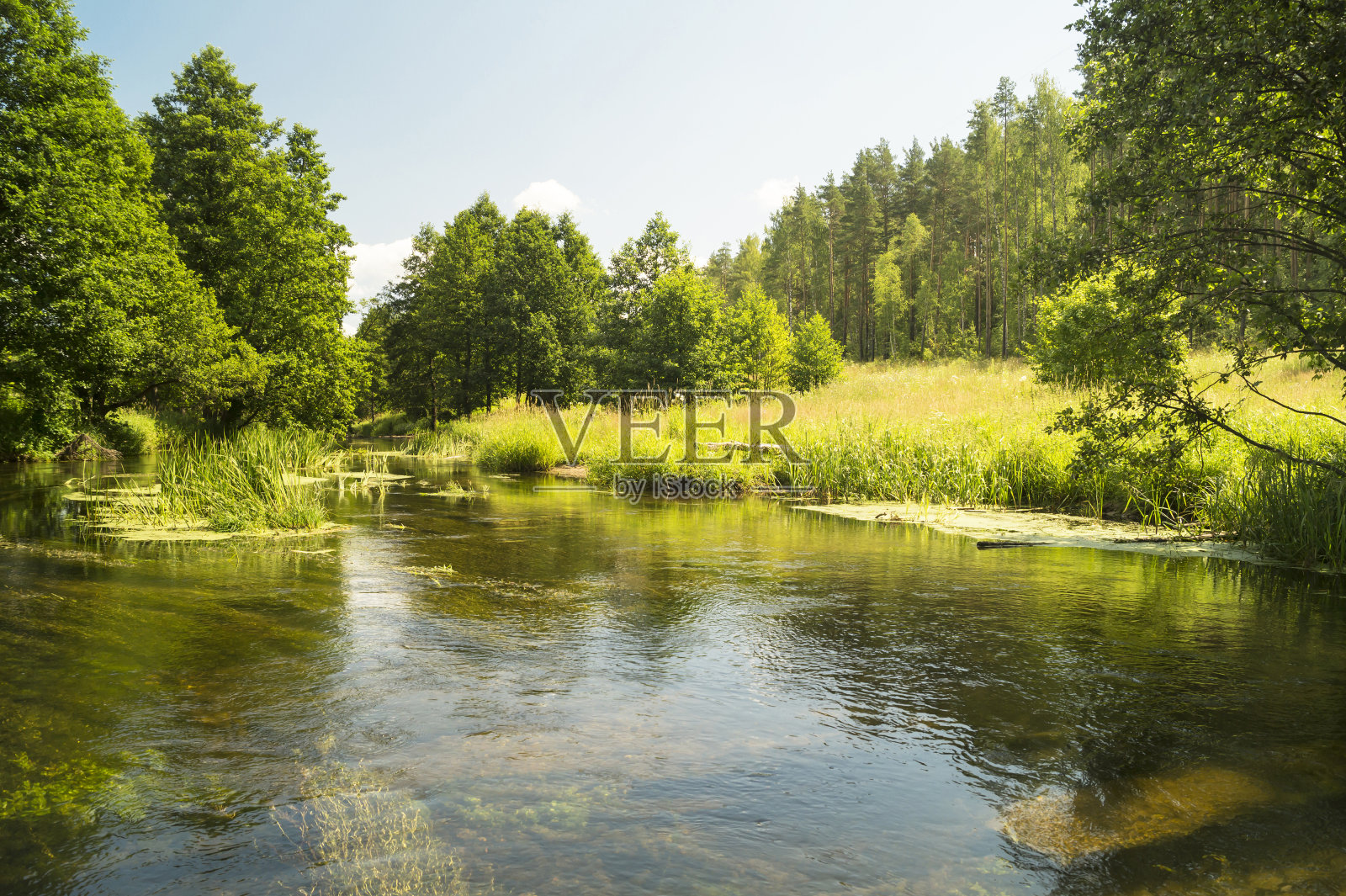 年景观与溪流的背景天空照片摄影图片