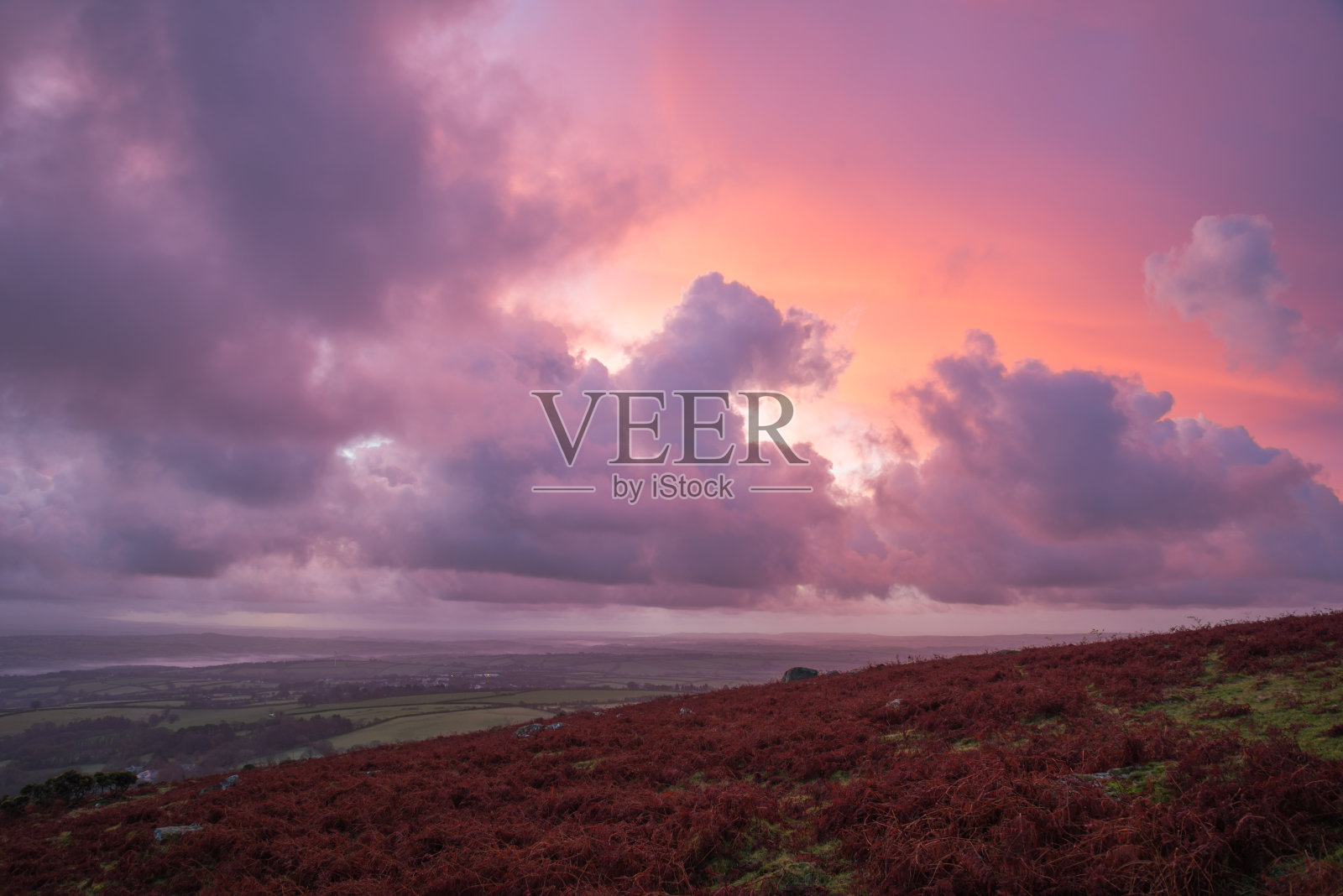 英国康沃尔郡，日出时的粉红色云彩照片摄影图片