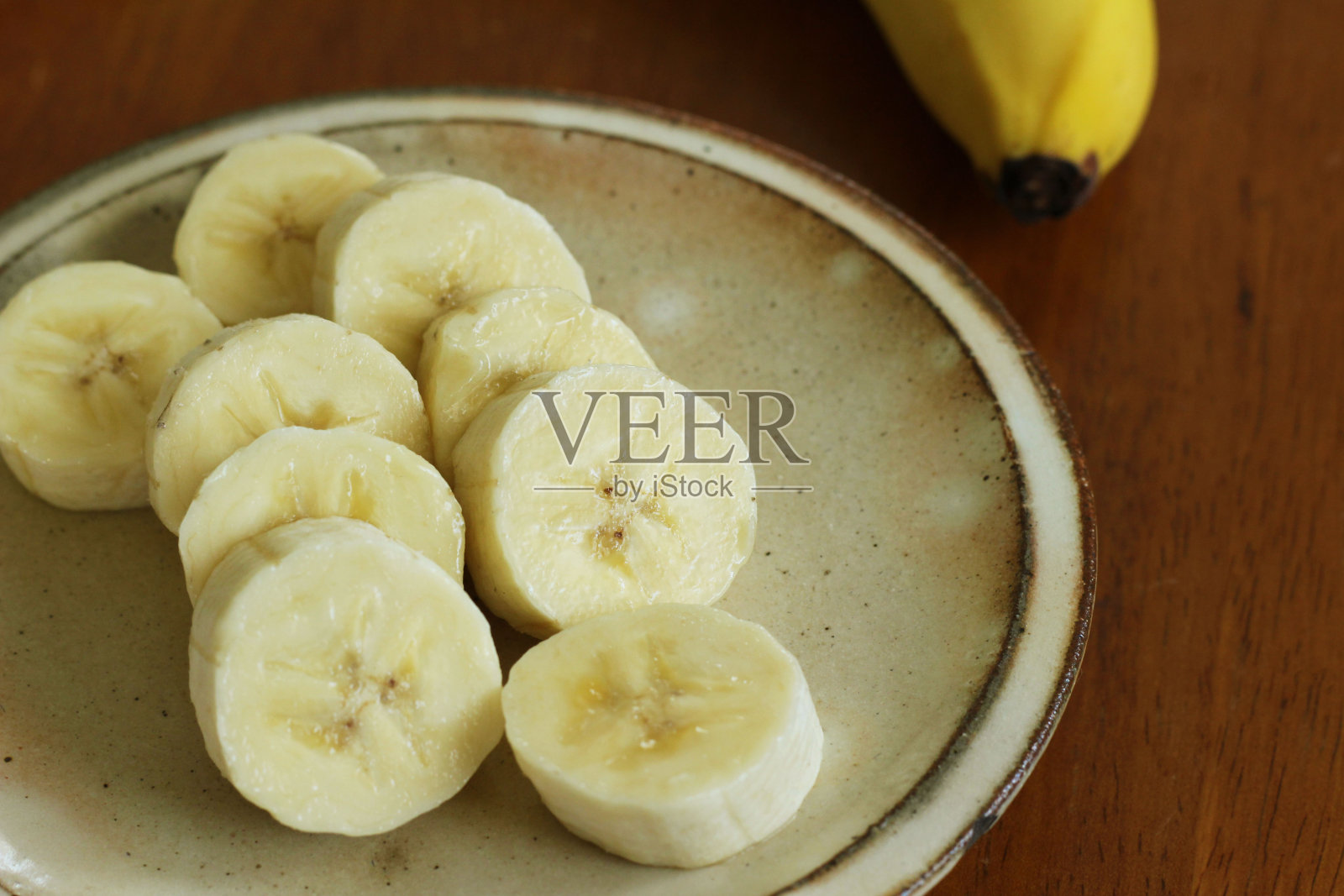 香蕉被切成小块去皮照片摄影图片