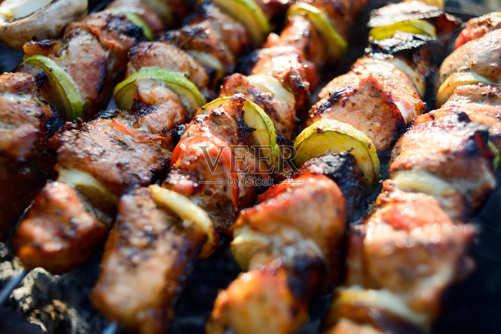 把烤肉串串在烤肉串上照片摄影图片