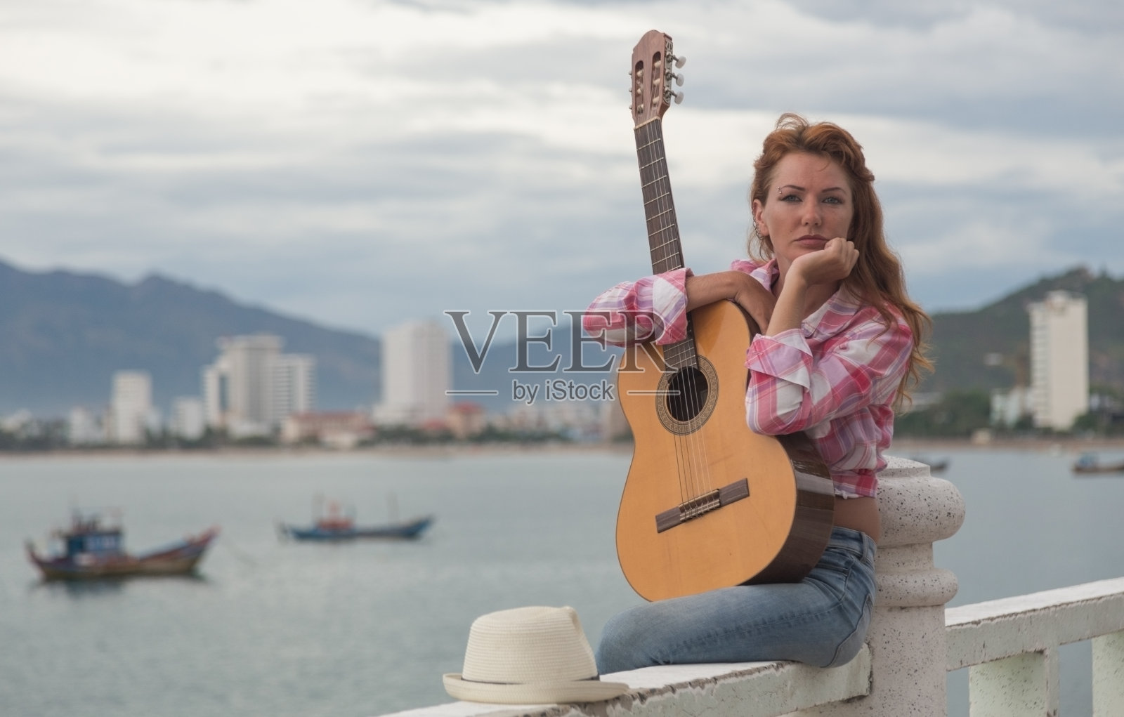 漂亮的红发女孩拿着吉他照片摄影图片