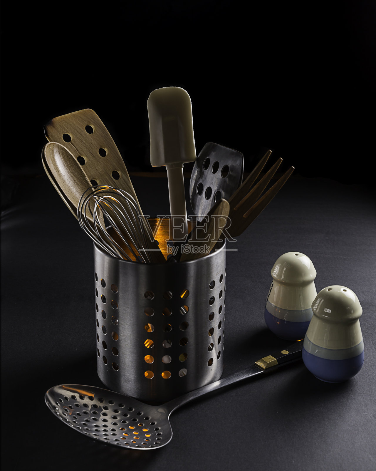 金属容器中的厨房用具照片摄影图片