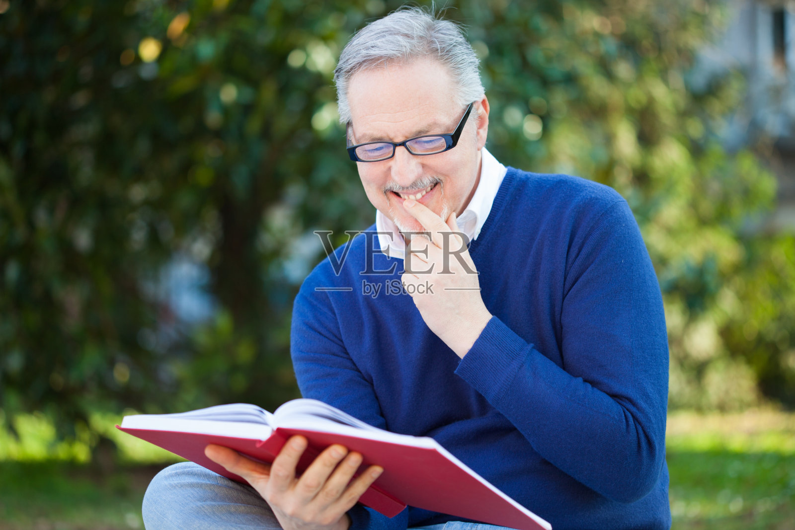 读书的人照片摄影图片