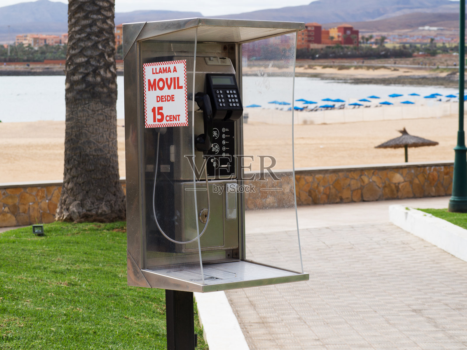 海滩上的电话亭照片摄影图片